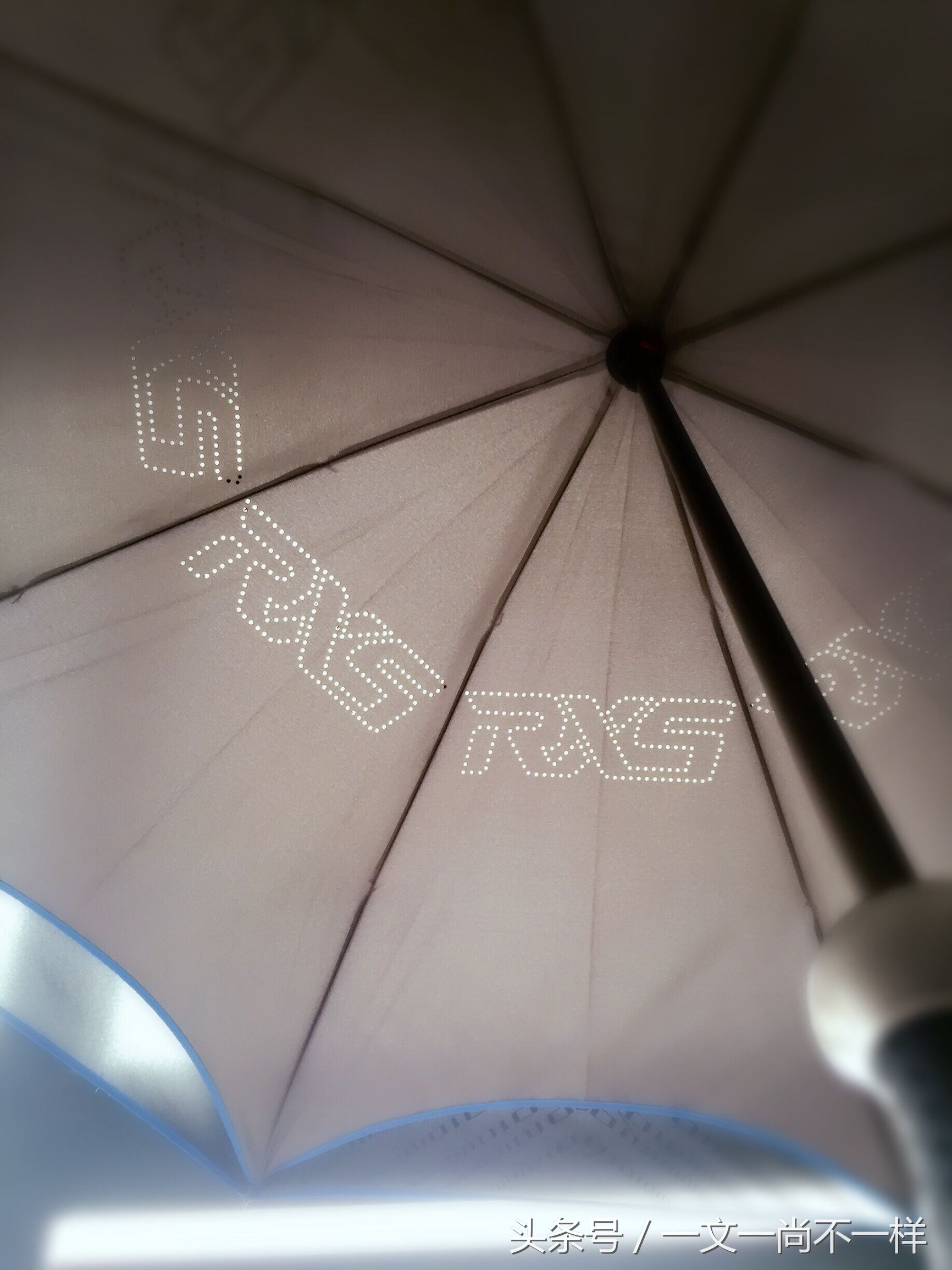 一把伞撑出花花世界，不开劳斯莱斯雨中照样傲娇走