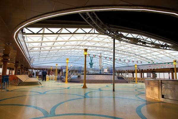 坐着豪华游轮,坐着邮轮看世界