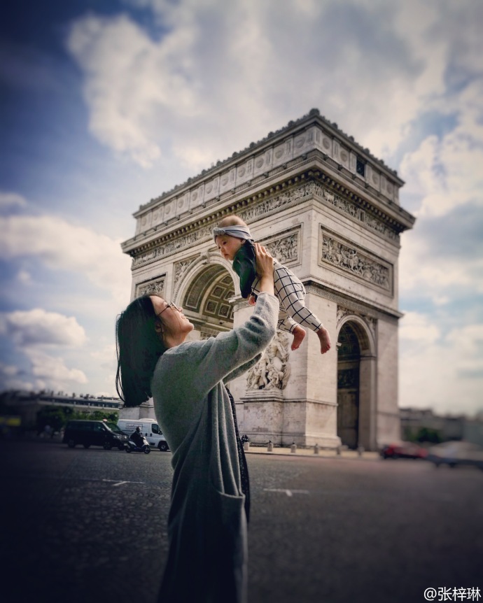 张梓琳微博晒幸福长腿公主受欢迎,张梓琳又美又气质