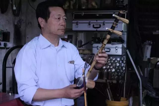 他在聊城这个不足十平米的小店里,坚守自己梦想京剧梦想