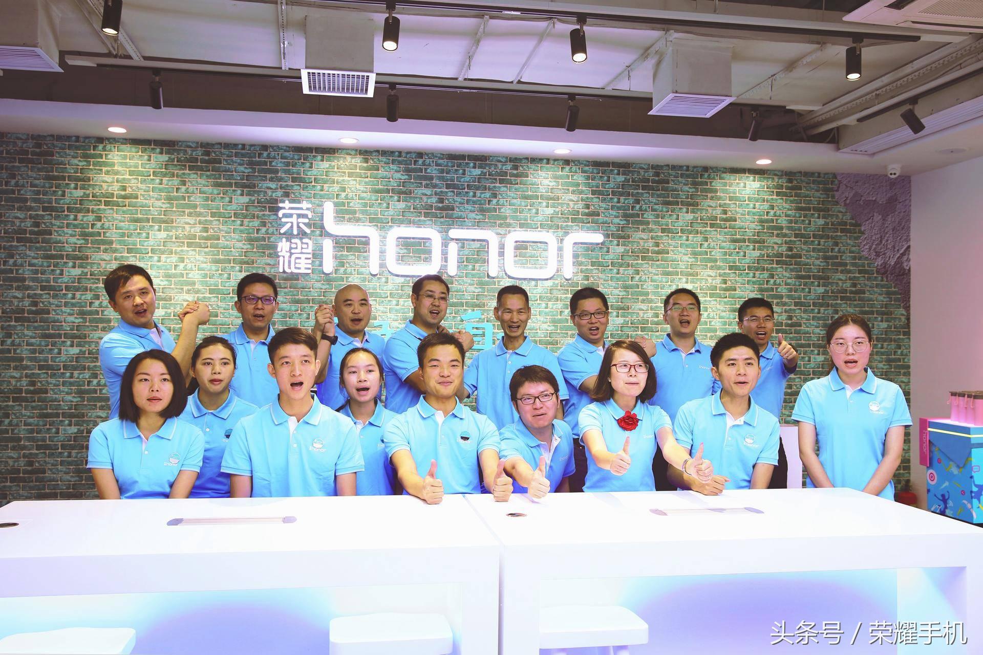 荣耀全国五家体验店,荣耀授权体验店盛大开业图片