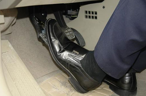 启动踩离合油门要踩死吗,启动车子踩离合