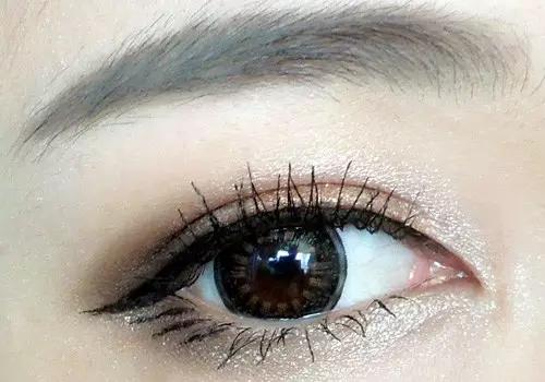 刷睫毛跟不刷差距好大呀!交给你,你不知道刷睫毛的技巧。