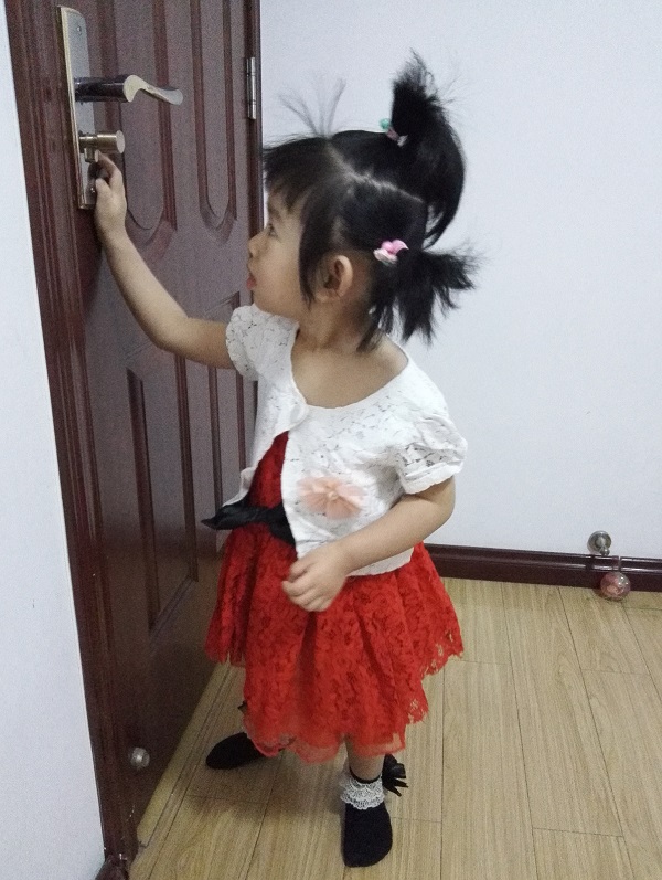 小孩子自己在卧室反锁了怎么办,孩子不小心把自己锁在保险柜