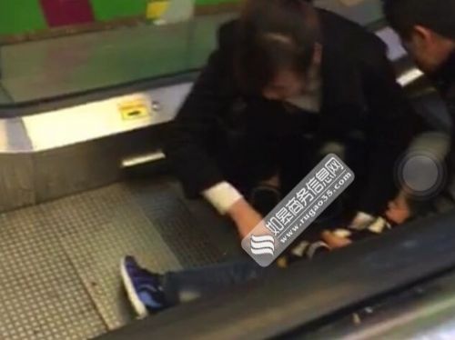 男童被扶梯夹断脚趾,男童被手扶梯卷入手臂