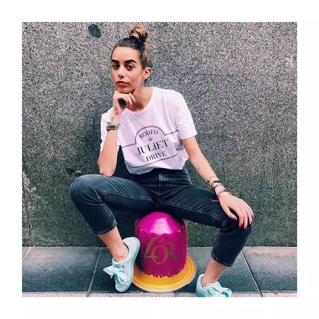 t恤牛仔甜酷,今夏流行这4种t恤时尚又百搭