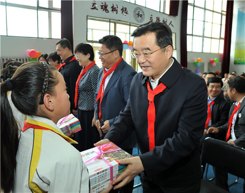 把培育少年儿童作为长远战略任务来抓努力为他们学习健康成长创造更好条件