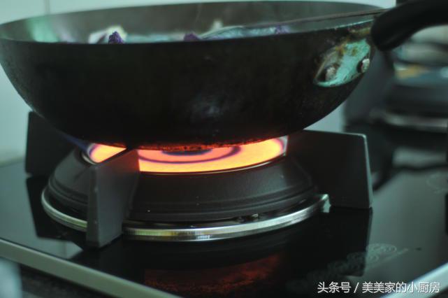 今天这道菜有点重口味,湖南妹子的最爱哦,你敢吃吗