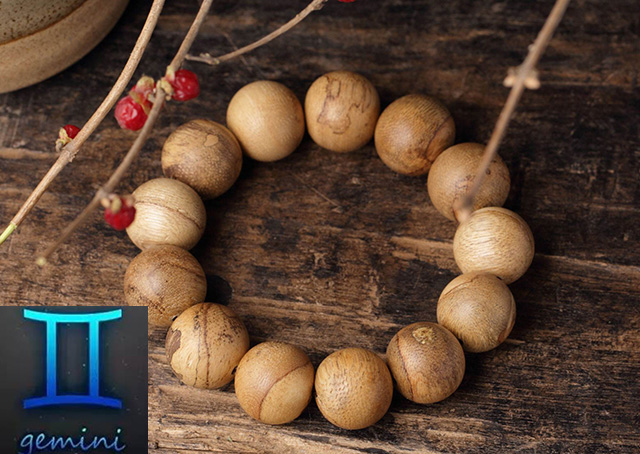 文玩中12生肖佩戴什么手串 (不同星座适合的文玩)