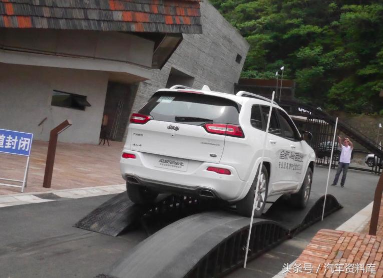 试驾jeep自由光高性能版,jeep自由光2021款2.0自吸试驾