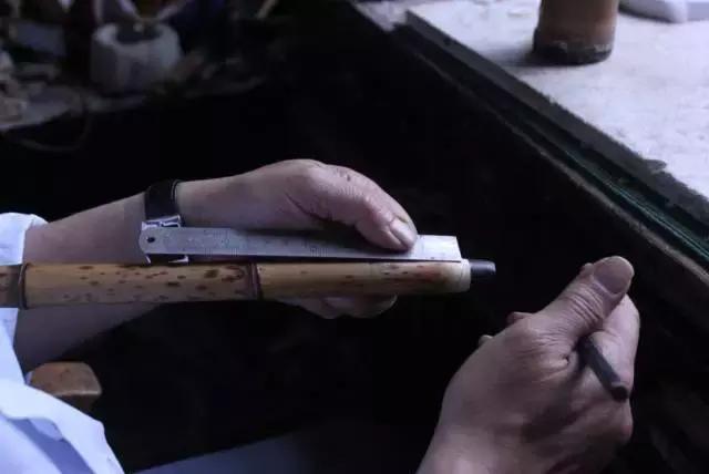 他在聊城这个不足十平米的小店里，坚守自己梦想京剧梦想