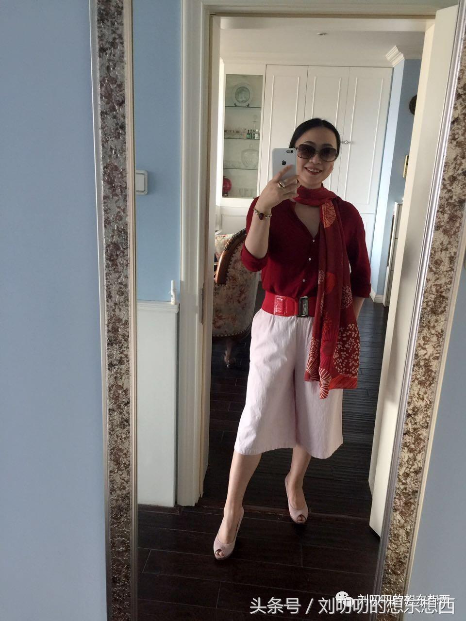 一身红可以很霸气也可以很妖娆-一日一Look素色衬衫四