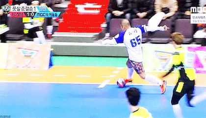 exo金珉锡踢足球,exo金珉锡aoa申智珉