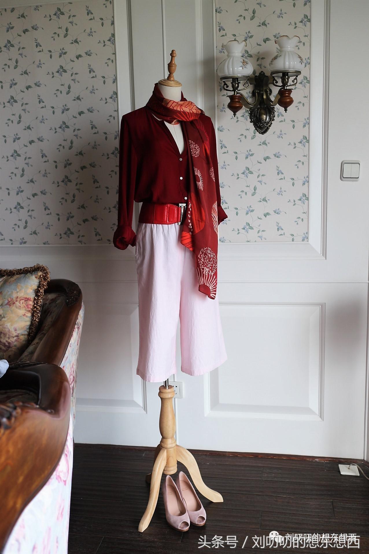 一身红可以很霸气也可以很妖娆-一日一Look素色衬衫四