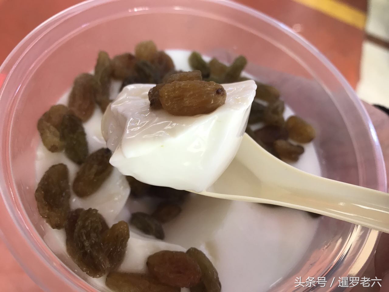 广州天桥摆地摊钵仔糕,广州街边透明钵仔糕