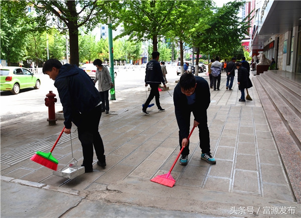 两千余人在街头巷尾为富源县城做美容