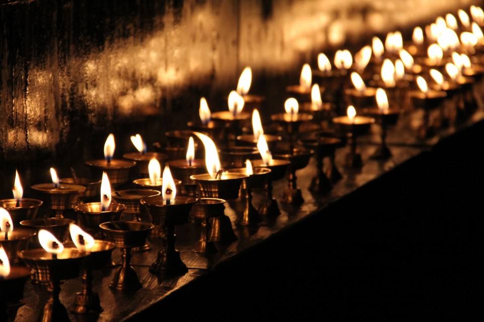 西藏寺庙里的酥油灯,藏式酥油灯的酥油是什么油