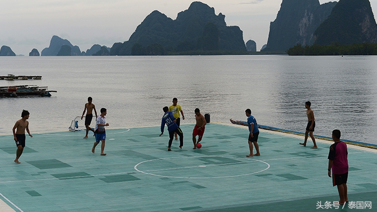 水上漂浮足球场,浮在水上的足球场