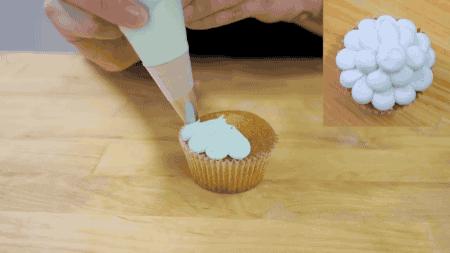 最简单蛋糕裱花教程新手,纸杯蛋糕裱花零基础视频教程