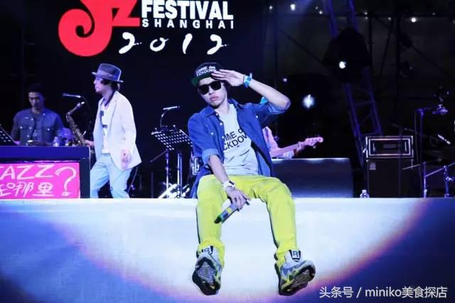 8年了,他每一次粗现都能让成都人嗨得花枝颠颤!