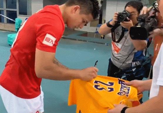 用湖人球衣要埃尔克森的签名?国内球迷文化堪忧!