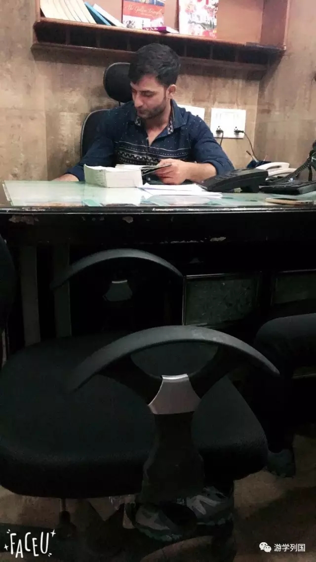 两个小姑娘只身前往印度遇到骗局,两个女孩被人骗到山里