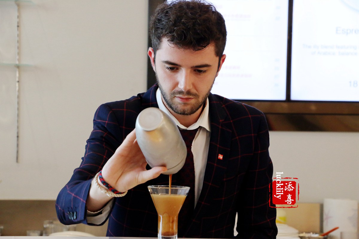 一杯来自意大利国宝级咖啡品牌illy的鸡尾酒咖啡