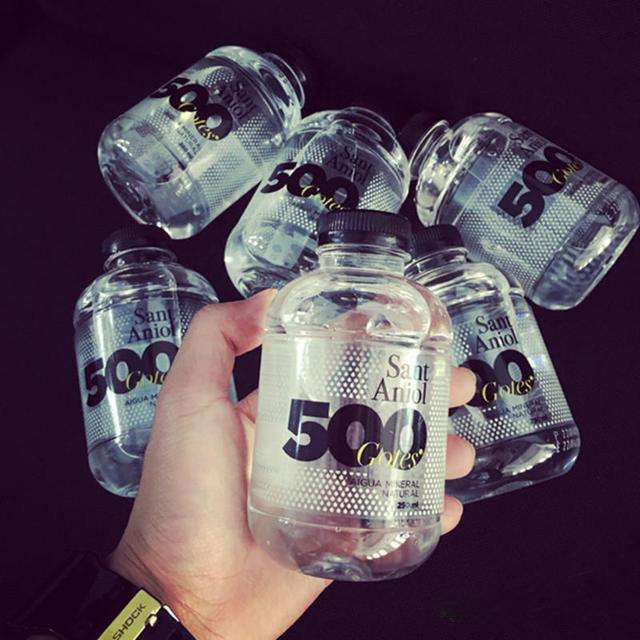 欢乐颂安迪喝的矿泉水,安迪喝的玻璃瓶矿泉水