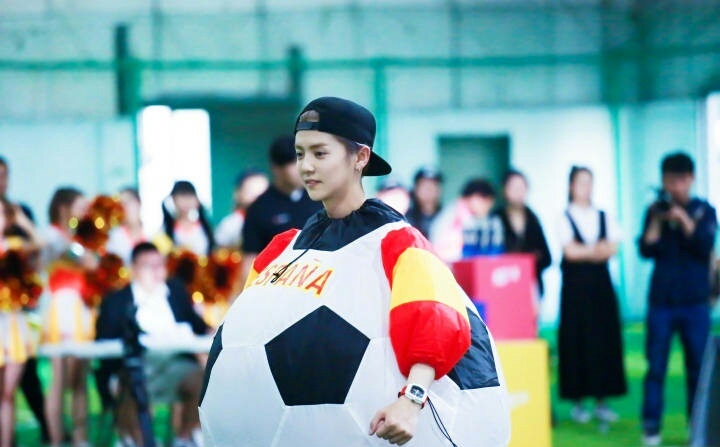 鹿晗喜欢的足球明星,鹿晗篮球球技