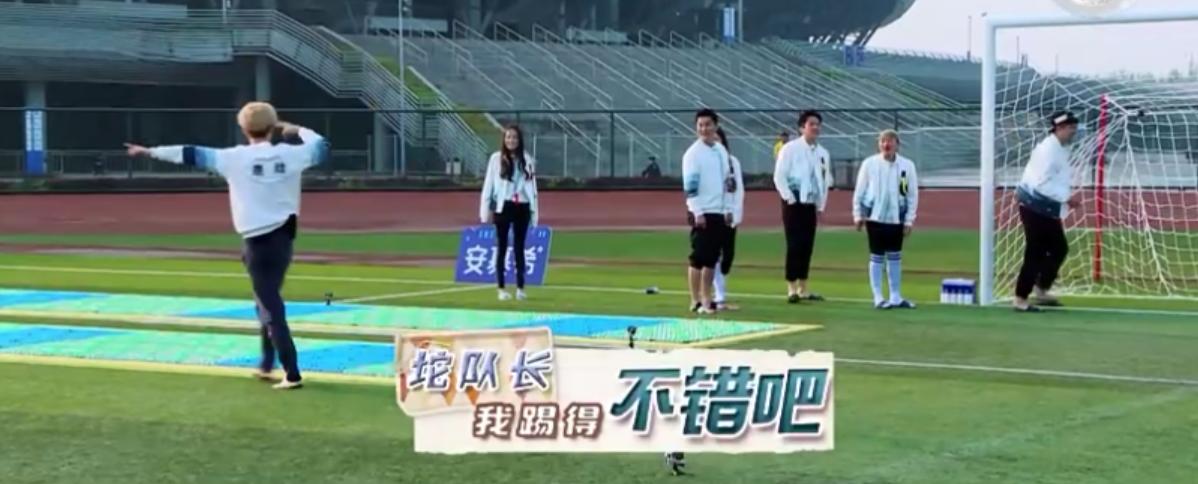 那么多路人甲阻挡不了你,鹿晗热巴对视十指相扣还撩发