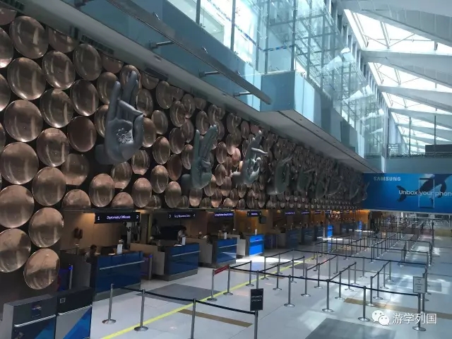 两个小姑娘只身前往印度遇到骗局,两个女孩被人骗到山里