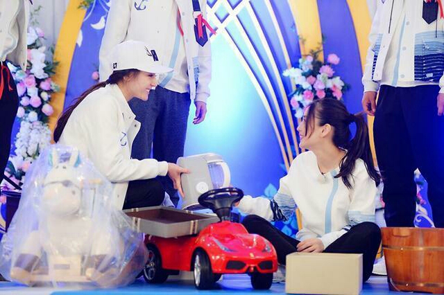 跑男里面baby比白鹿高好多,baby和迪丽热巴的跑男图片高清