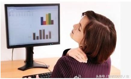 颈椎病引起背痛，电脑一族要调好“位置”