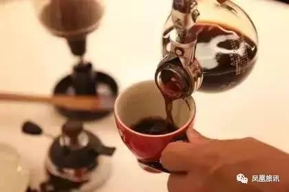 这座欧洲小城有个奇特壁画,这座中国魔幻建筑又把老外惊呆了