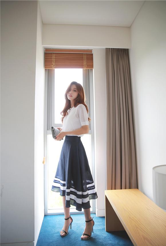 孙允珠夏日海边连衣长裙坐姿穿搭,孙允珠夏日背影