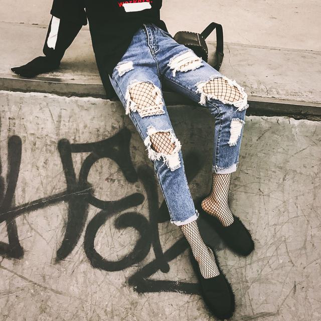 24年流行的破洞牛仔裤,渔网破洞牛仔裤