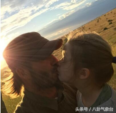 贝克汉姆：比和小七玩亲亲，网友关注点却是他的纹身，满满都是爱