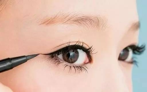 画眼线老是花怎么办,画眼线容易晕怎么办