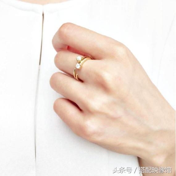 跟周冬雨学珠宝配饰搭配,周冬雨同款小众配饰