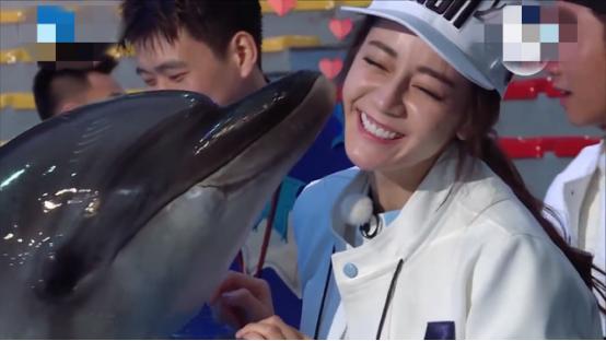 鹿晗迪丽热巴互相对视,鹿晗飞吻