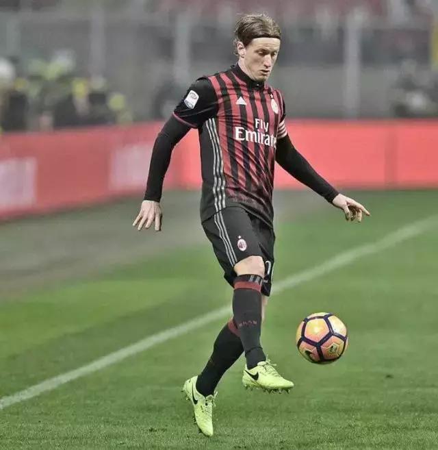 他们穿着什么英文翻译,他们穿着什么用英文怎么说