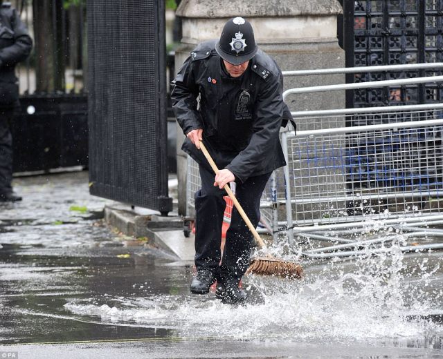 英国人的雨伞，誓死要跟最近的狂风暴雨杠上了
