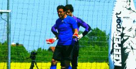 这就是优秀门将的基本功,提升守门员扑球能力教学