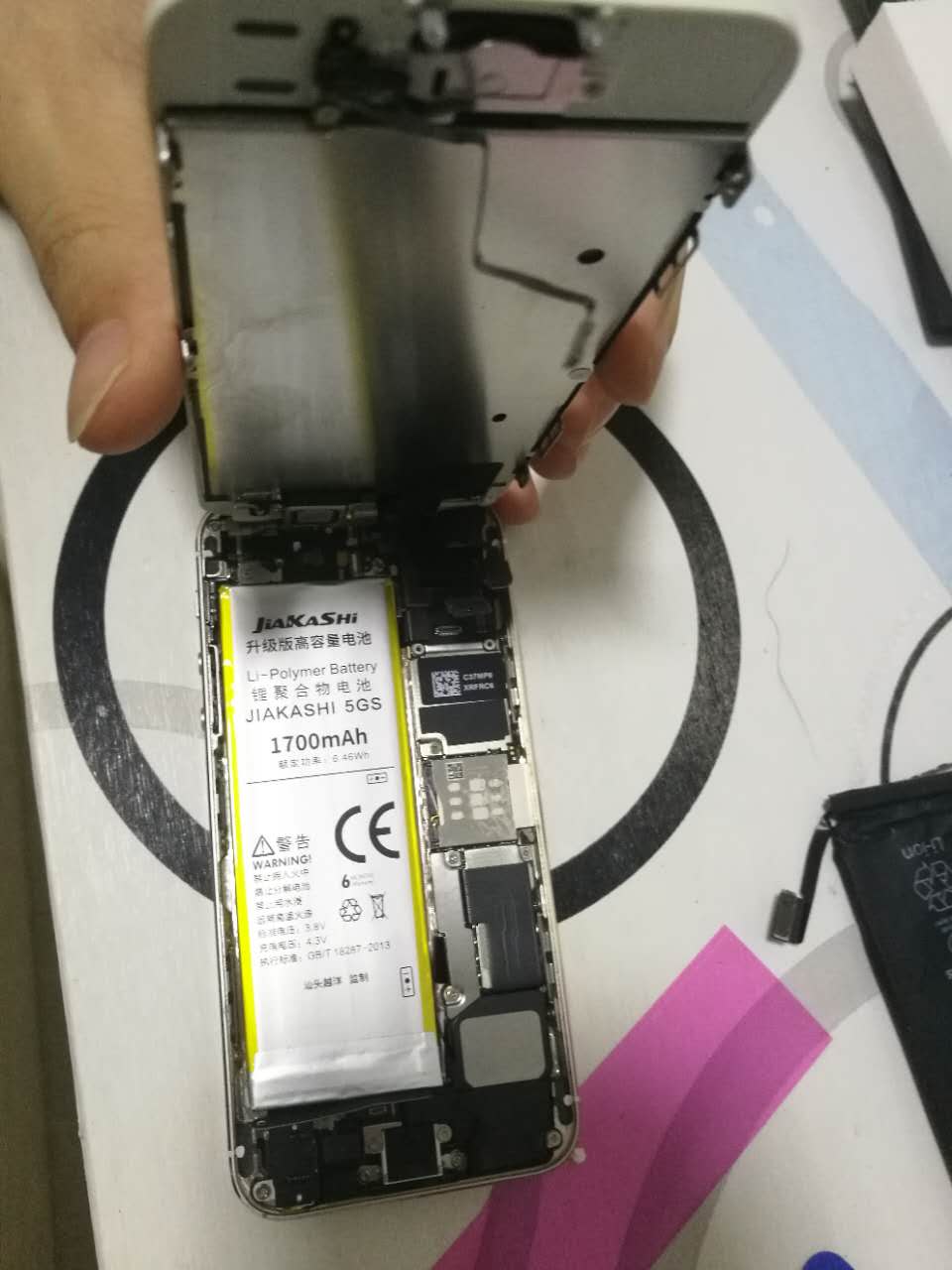 小白亲拆iPhone5s更换电池，手机满血复活