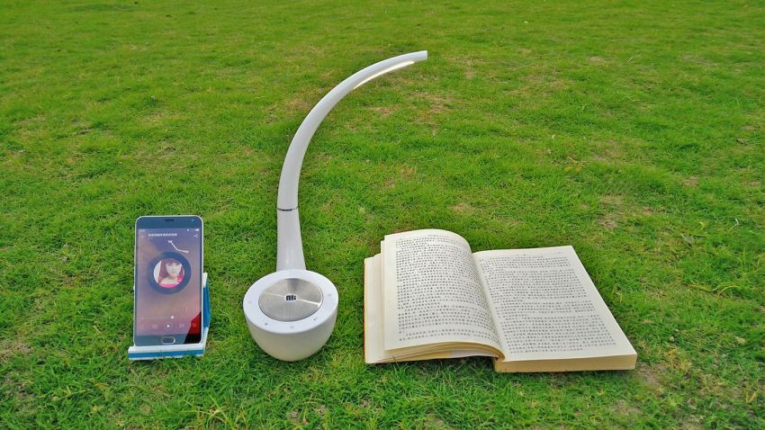 台灯与音箱的艺术合体—Nillkin幻影MC4无线台灯音箱