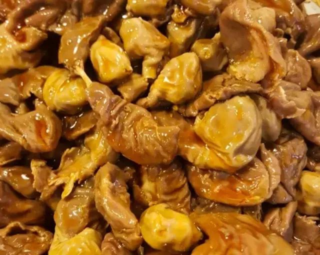 成都的夏夜，就适合穿起拖板儿鞋，整点卤菜，来盘冷啖杯！