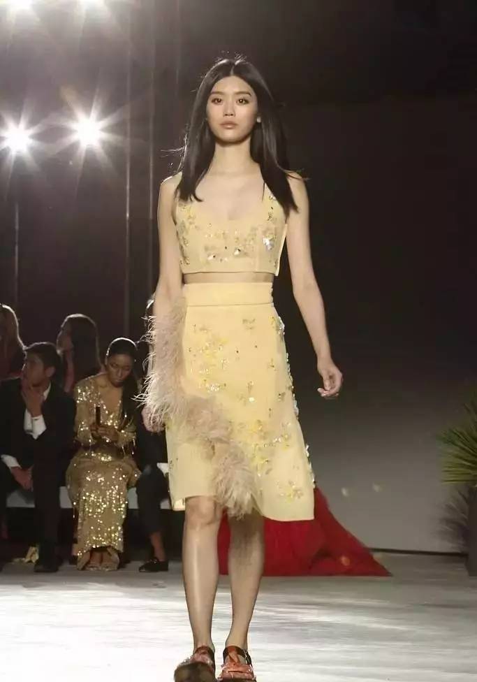 奶奶灰旗袍,李宇春黑色深v领礼服合集