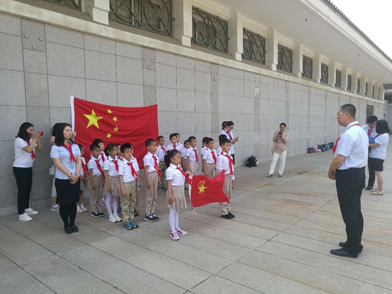 回忆一年级的时候我加入了少先队,光荣地加入了少先队