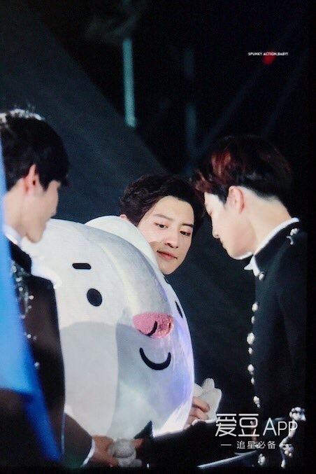 「EXO」「分享」170604玩偶面前茶蛋集体变三岁：我不管，我就是要和这只老虎玩嘛