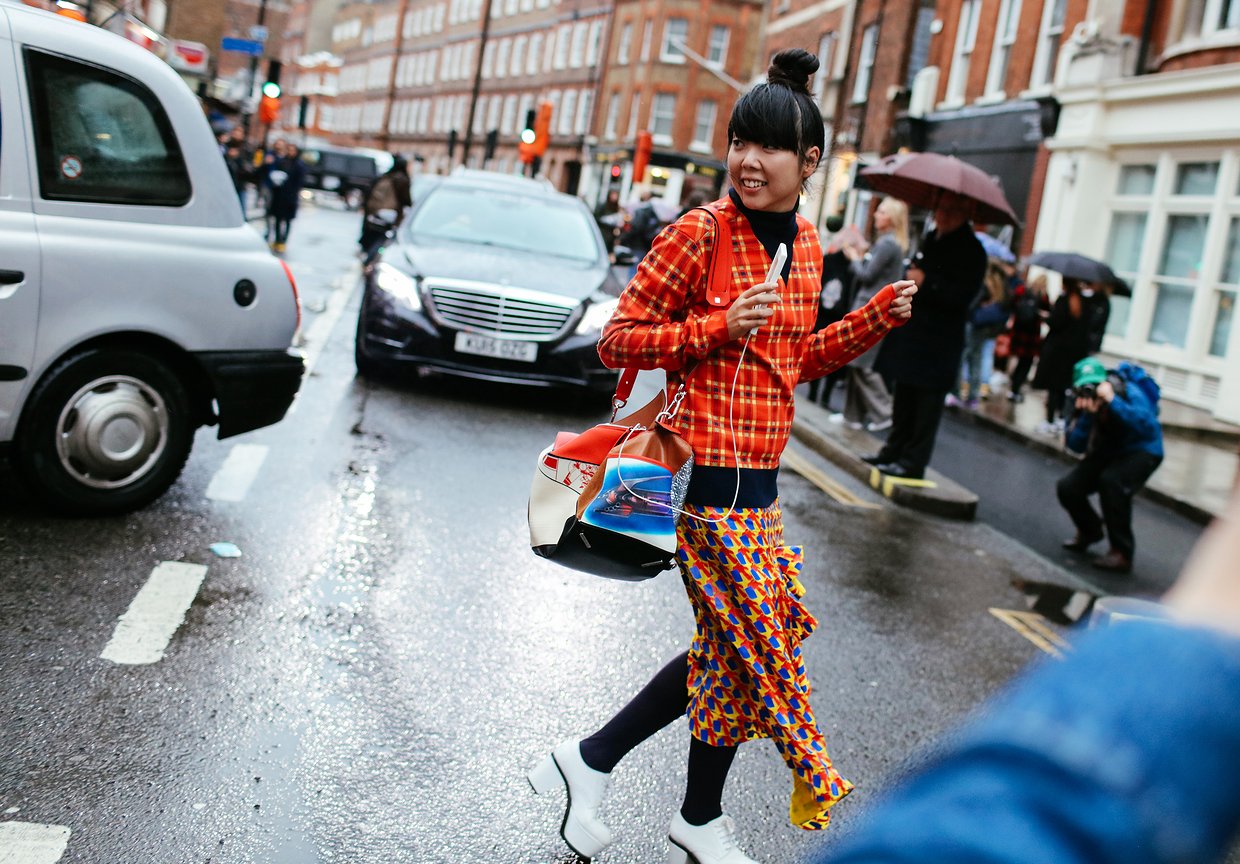 伦敦时装周时尚衣服穿搭,最新时装周街拍包包